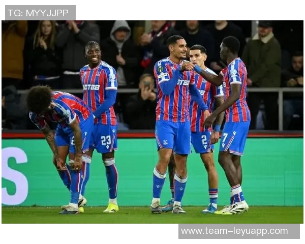 曼联开局不利水晶宫角球助攻拉克鲁瓦头球破门领先